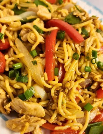 Chicken lo mein with sliced chicken, noodles, red bell pepper, bok choy, and green onion